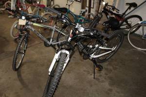 lot 262 image: Schwinn Mens 22 Trail Bike with 26 Aluminum WhiteBlack Frame