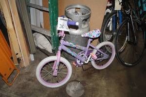 lot 267 image: Huffy Girls 12 Trail Bike with 11 Light Purple Frame