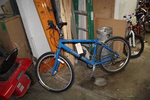 lot 272 image: Cannondale C400 Mens 23 Trail Bike with 15 Blue Frame
