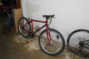 lot 277 image: Specialized Rock Hopper Mens 22 Trail Bike with 17 Red Frame