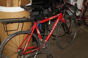 lot 279 image: Trek 1500 Mens 24 Street Bike with 24 Red Frame