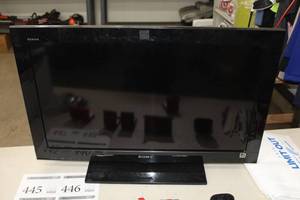 lot 23 image: Sony 32 LCD Digital Color TV