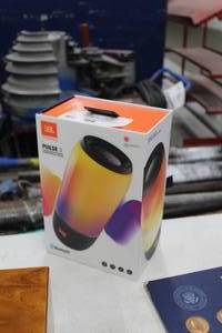 lot 25 image: JBL Pulse 3 Wireless Speaker (in original box)