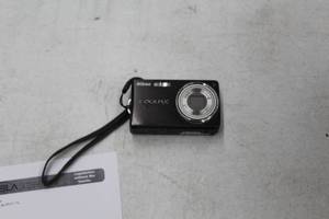 lot 30 image: Nikon Coolpix S550 Camera