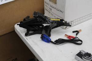 lot 35 image: Scissor Jack, Car Data Saver Diagnostic Cable with Alligator Clamps
