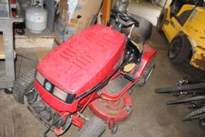 lot 57 image: Snapper Riding Lawn Mower 38-cut