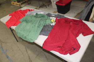 lot 183 image: Lot of (5) Mens Shirts - Button Down Short Sleeve Shirts, T-Shirts Size Medium