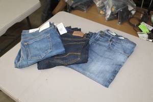 lot 188 image: Lot of (3) Womens Jeans - Wrangler Straight Fit, US Polo Assn, Skinny Coupe Moulante