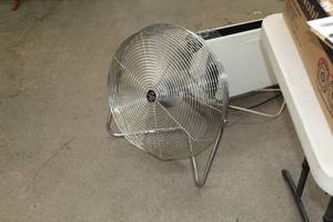 lot 290 image: Patton High Velocity Floor Fan 3-speed