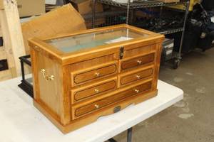 lot 281 image: Thomas Museum Series Wood Display Case 5-drawer with Glass Inlay Lid