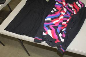 lot 200 image: Lot of (2) Womens Pullover Shirts Size X-Large
