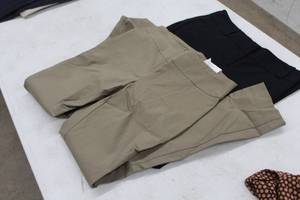 lot 205 image: Lot of (2) Van Huesen Womens Stretch Pants