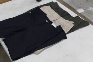 lot 206 image: Lot of (3) Womens Stretch Pants Size 2