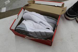 lot 171 image: Nike Air Max Motion 2 Mens Shoes Size 12