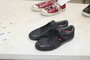 lot 176 image: Levis Comfort Mens Shoes Size 11