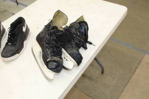 lot 180 image: Bauer Mens Hockey Skates