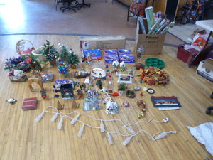 lot 16 image: Lot of Christmas Items