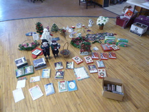 lot 17 image: Lot of Christmas Items