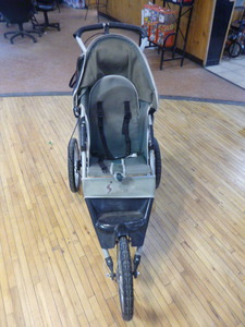 lot 20 image: In-Step 3 Wheel Jogging Stroller
