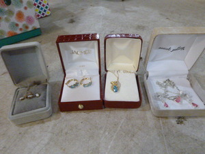 lot 99 image: 3 Necklace and Earrings Sets
