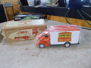lot 67 image: Ertl Collectibles 1953 Ford Delivery Van Super Valu Food Stores Die-Cast Van