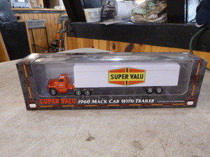 lot 70 image: Ertl Collectibles Super Valu 1960 Mack Cab with Trailer Die-Cast Semi