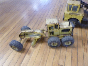 lot 77 image: 3 Tonka Trucks