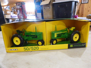 lot 59 image: Ertl John Deere 50520 Tractor Set