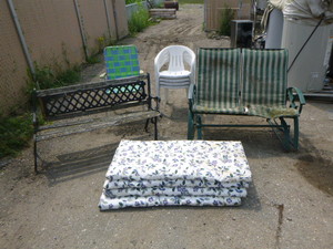 lot 146 image: Lawn and Patio Items
