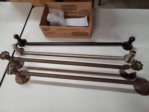 lot 150 image: 4 towel racks, 2 same