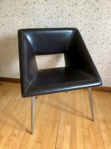 lot 3 image: Pier 1 - Mid-Century Modern Style Chair