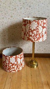 lot 6 image: Table Lamp w 2 Matching Lamp Shades