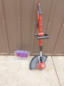 Craftsman 110 volt weed trimmer. Lightly used. Tested & works. As shown.