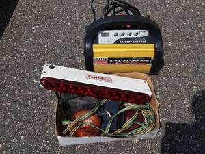 lot 16 image: Vector 35 Amp Battery Charger & Tow Mate Light Kit
