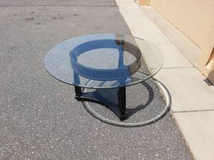 lot 19 image: 38 Round Glass Table 22 Tall