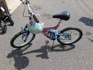 lot 20 image: Pacific Horizon 20 Girls Bike With Helmet