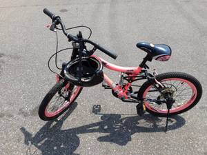 lot 21 image: BCA Starcross 20 Girls Bike With Helmet