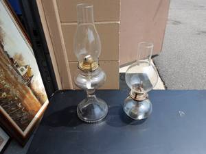 lot 30 image: 2-Vintage Glass Oil Lamps