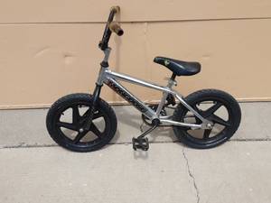 lot 32 image: Mongoose 16 BMX Style Bike