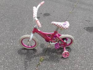 lot 33 image: Huffy Mini mouse 12 Bike With Training Wheels