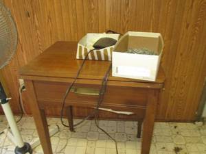Vintage Singer sewing machine in st...