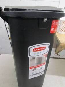 lot 160 image: step on garbage can missing lid 13 ...