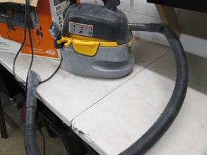 lot 185 image: stinger wet dry vac small has hose ...