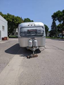 lot 2 image: 1975 Avion La Grande Aluminum Skin Camper