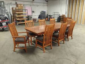 lot 370 image: Dining Room Table w 8 Chairs - Measures 96 x 42 w 2 Leaves Installed