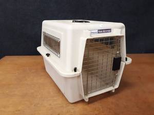 lot 399 image: PetMate Plastic Pet Carrier - About 21 x 16 x 15