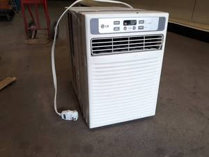 lot 402 image: LG 12,000 BTU Window Air Conditioner - 115V
