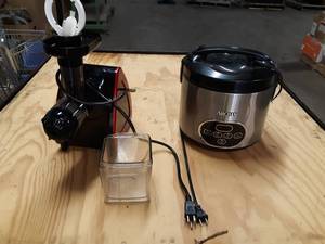 lot 440 image: Aobosi Juicer and Aroma Rice Cooker