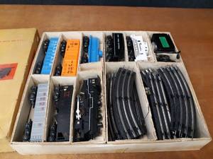 lot 355 image: Vintage Sears Model Train Set in Box - O Gauge - Made by MARX Toys