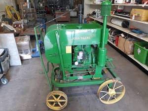 lot 357 image: Antique John Deere LUC Engine w Cart